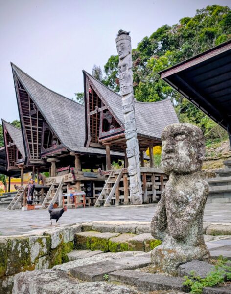 Skulpturen und die typischen spitzen Dächer der Batak