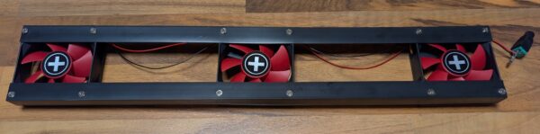 Drei Lüfter auf zwei Plastikleisten geschraubt