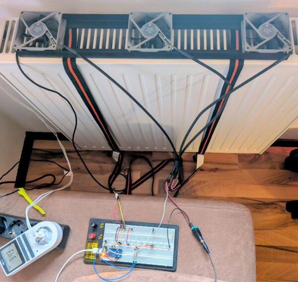 Breadboard an dem die Lüfter und der Temperatursensor angeschlossen sind.