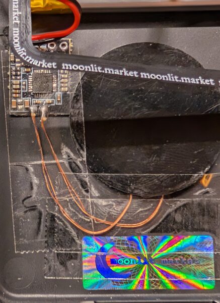 Die Kabel für drahtloses Laden müssen extra gesichert werden.