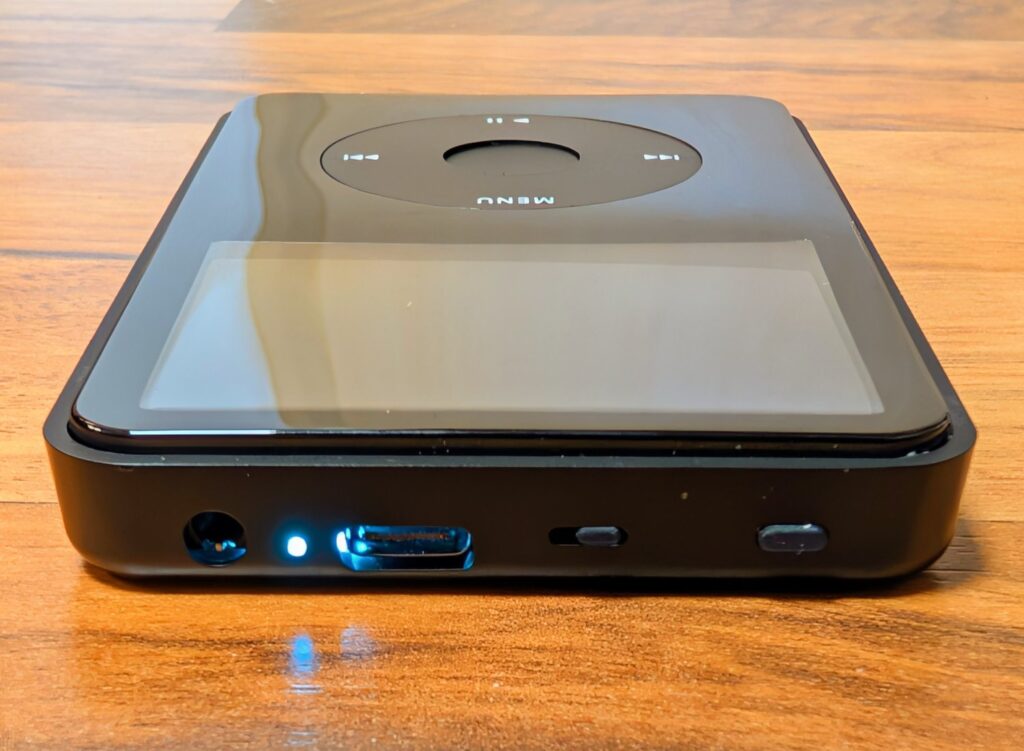 Ansicht des iPod mit Classic Connect von oben. Die LED für die Bluetoothverbindung leuchtet